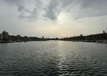 Le Vieux-Port de Marseille le 30 avril 2024, prêt à accueillir la flamme olympique (Crédit Gomet')