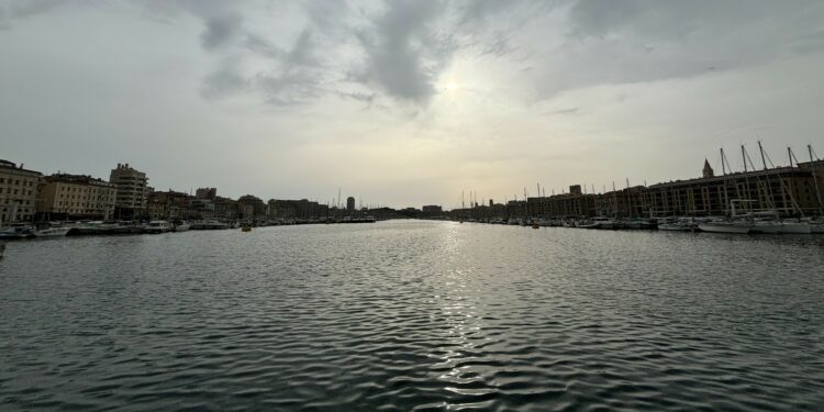Le Vieux-Port de Marseille le 30 avril 2024, prêt à accueillir la flamme olympique (Crédit Gomet')