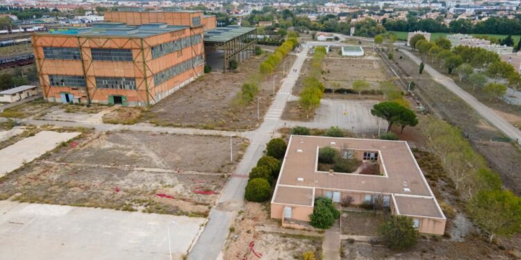 En bordure de Miramas, la friche industrielle retenue pour installer Carbon lab (Crédit Carbon).