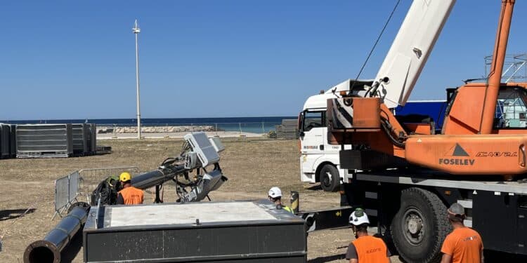 Installation des grands poteaux de 4G et 5G de l'opérateur SFR (Crédit SFR)