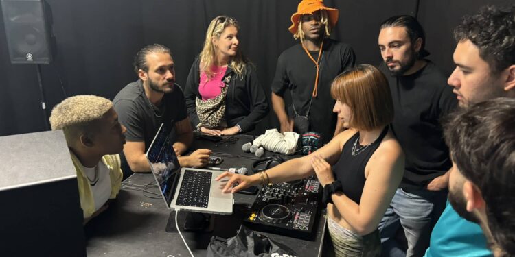 Les jeunes artistes de La Frappe avec leurs coachs en résidence à La Friche samedi 1er juin 2024 (Crédit Gomet')