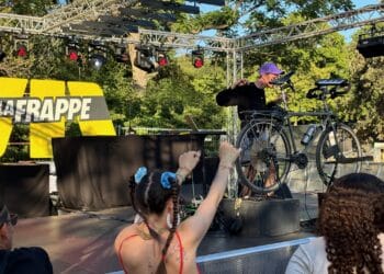 Joube avec son vélo sound system invité de la scène de La Frappe (Crédit Gomet')