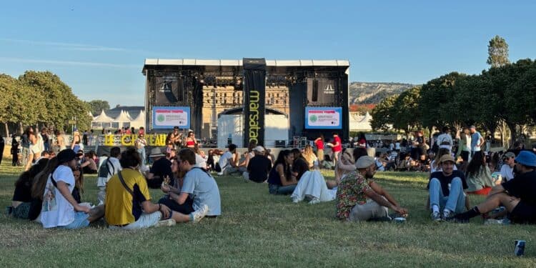 Le repos avant le dance floor sur les pelouses de Borély à Marsatac (Crédit Gomet')
