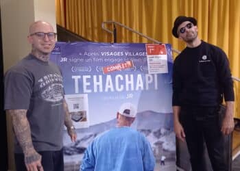 JR accompagné de Kevin Walsh, l'un des protagonistes du film, au cinéma Les Variétés. (Crédit photo : Adrienne Bagdadlian)