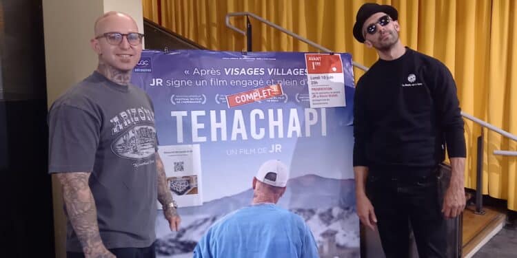 JR accompagné de Kevin Walsh, l'un des protagonistes du film, au cinéma Les Variétés. (Crédit photo : Adrienne Bagdadlian)