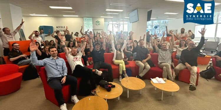 es participants du hackathon Wind+ avec les étudiants en master MIAGE d'Aix-Marseille université (Crédit Gomet')