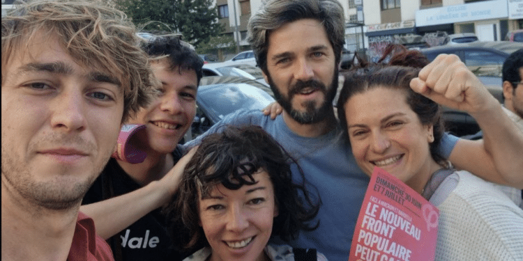 Allan Popelard avec des militants (Crédit X)