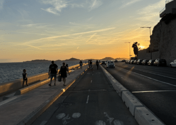 La Corniche entre l'hélice et le Nhow Hôtel : la voie de circulation côté mer et neutralisée pour les vélos (Crédit Gomet')