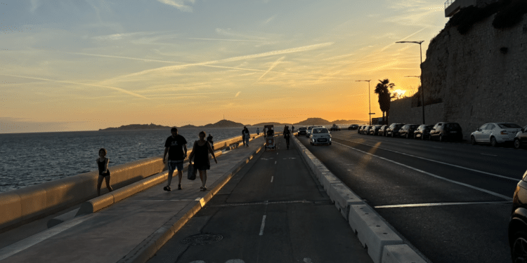 La Corniche entre l'hélice et le Nhow Hôtel : la voie de circulation côté mer et neutralisée pour les vélos (Crédit Gomet')