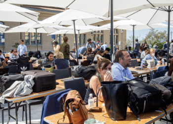 Journalistes accrédités au Pharo en attendant le meeting d(Emmanuel Macron en avril 2022 (Crédit JYD/Gomet')