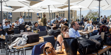 Journalistes accrédités au Pharo en attendant le meeting d(Emmanuel Macron en avril 2022 (Crédit JYD/Gomet')