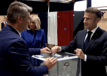 Emmanuel Macron, dimanche 7 juillet, vote au Touquet lors du second tour des législatives (Crédit X)