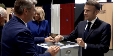 Emmanuel Macron, dimanche 7 juillet, vote au Touquet lors du second tour des législatives (Crédit X)