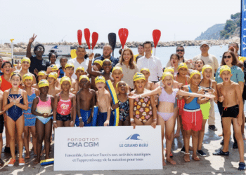 Les jeunes marseillais initiés à la natation grâce à la Fondation CMA CGM et à l’association Le Grand Bleu. (Crédit photo : CMA CGM)