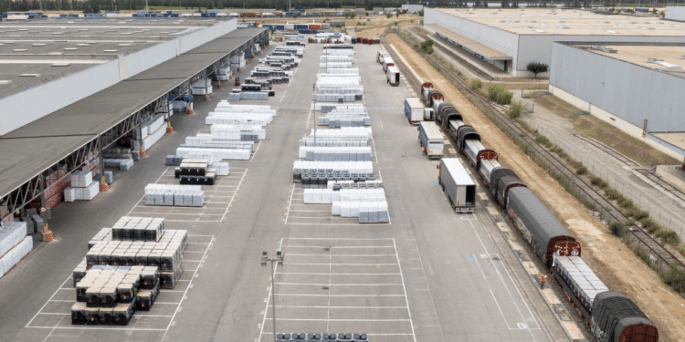 Le site logistique desservant le réseau Carrefour depuis Grans (Crédit Danone)
