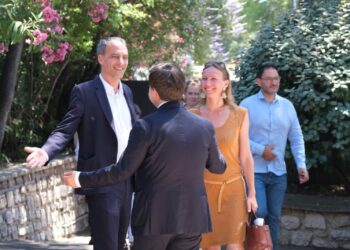Arrivée de Raphaël Glucksmann en compagnie de Benoît Payan et de Pascaline Lécorché à la conférence de presse pour soutenir NFP à Marseille (Crédit Enzo Maury)