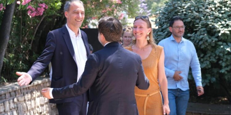 Arrivée de Raphaël Glucksmann en compagnie de Benoît Payan et de Pascaline Lécorché à la conférence de presse pour soutenir NFP à Marseille (Crédit Enzo Maury)