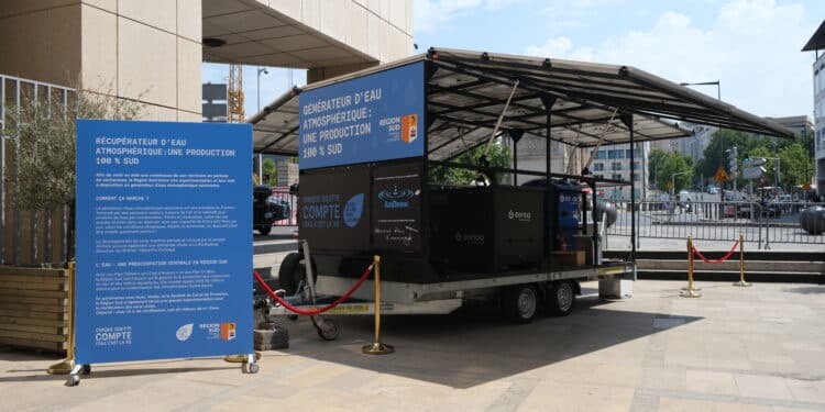 Le générateur d'eau atmosphérique de la société AirDrink devant l'Hôtel de Région (Crédit Enzo Maury)