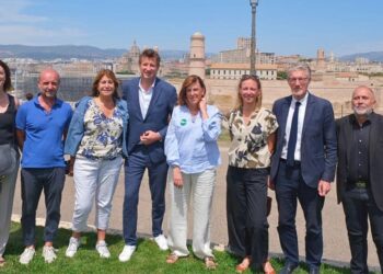 Yannick Jadot et les représentants locaux et candidats du Nouveau front populaire (crédit : Enzo Maury / Gomet')