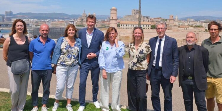 Yannick Jadot et les représentants locaux et candidats du Nouveau front populaire (crédit : Enzo Maury / Gomet')