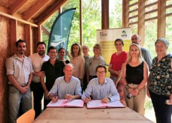 Les signataires de la convention entre la Tour du Valat et l'OFB avec leurs équipes © Cécile Genot-OFB