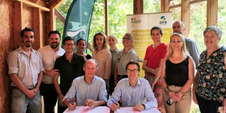 Les signataires de la convention entre la Tour du Valat et l'OFB avec leurs équipes © Cécile Genot-OFB