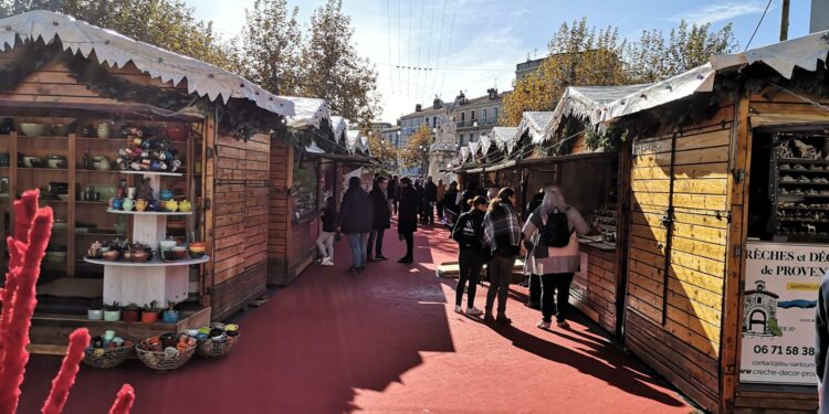 La ville d’Aubagne inaugure son marché de la céramique et des santons