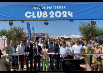Benoît Payan fait visiter le « Club 2024 », le village olympique de Marseille au Prado