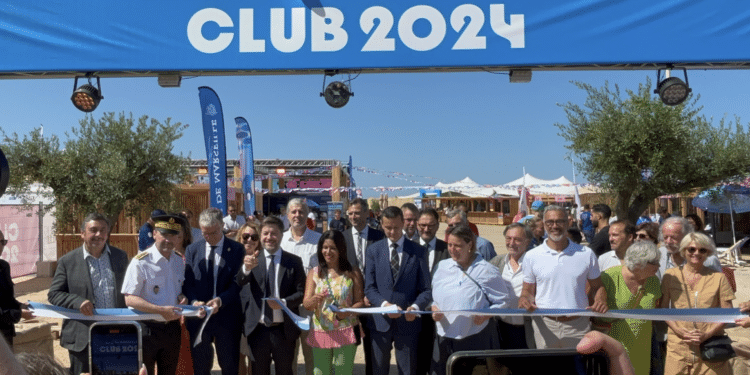 Benoît Payan fait visiter le « Club 2024 », le village olympique de Marseille au Prado