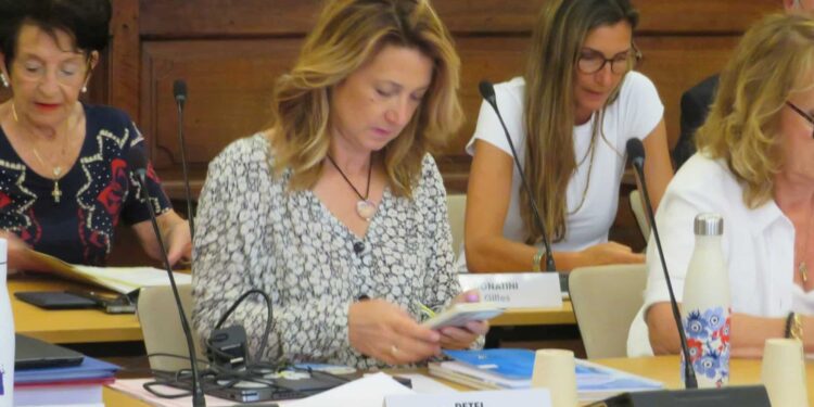 La désormais ex-députée Anne-Laurence Petel (Renaissance), vendredi 19 juillet, lors du conseil municipal de la Ville d'Aix (Crédit JM)