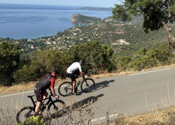 La route au-dessus du Rayol Cadanel mène au chemin des crêtes réservé aux cyclistes (Crédit Gomet')