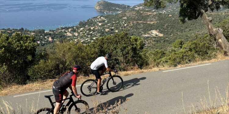 La route au-dessus du Rayol Cadanel mène au chemin des crêtes réservé aux cyclistes (Crédit Gomet')