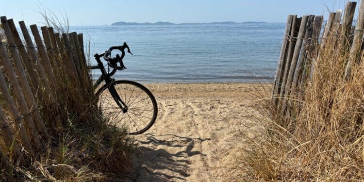 Balade à vélo : le réconfort après l'effort plage des salins à Hyères dans le Var (Crédit Gomet')