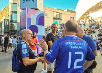 Supporteurs à l'entrée du vélodrome mercredi 22 juillet avant France Etats-Unis (Crédit JYD)