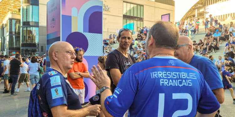 Supporteurs à l'entrée du vélodrome mercredi 22 juillet avant France Etats-Unis (Crédit JYD)