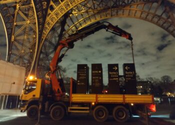Les totems installés à la Tour Eiffel par Oxysign pour les JO 2024. (Crédit photo : Oxysign)