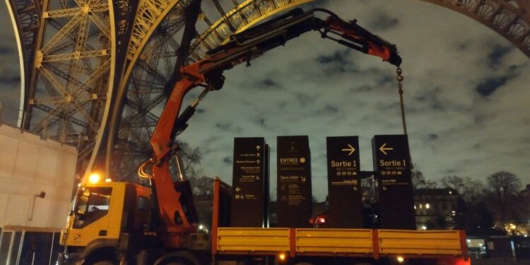 Les totems installés à la Tour Eiffel par Oxysign pour les JO 2024. (Crédit photo : Oxysign)