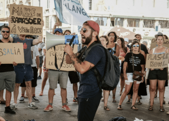 Eric Akopian de Clean My Calanques lors de la manifestation du 11 août à Marseille pour dénoncer la saleté et la gestion des déchets à Marseille