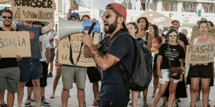 Eric Akopian de Clean My Calanques lors de la manifestation du 11 août à Marseille pour dénoncer la saleté et la gestion des déchets à Marseille
