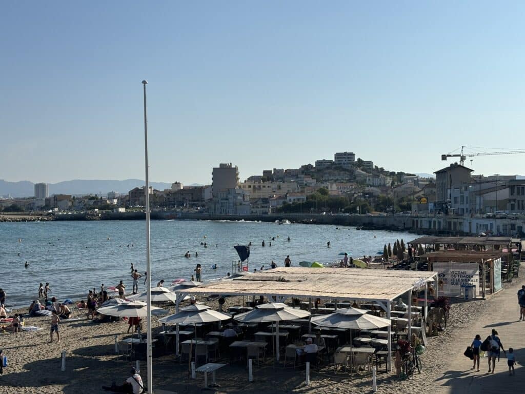 La plage de la Pointe Rouge au Sud de Marseille après le quartier de la Vielle Chappelle dans le 8e arrondissement (Crédit Gomet')