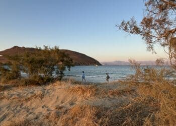 La plage de Molos à Paros en face de l'île de Naxos dans les Cyclades grecques (Crédit Gomet')