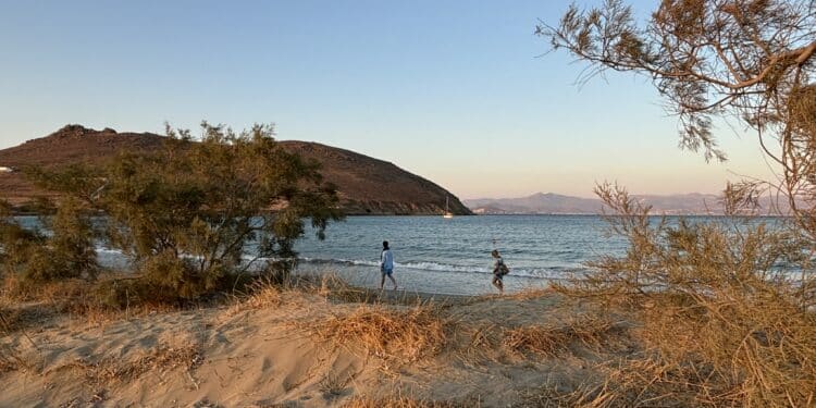 La plage de Molos à Paros en face de l'île de Naxos dans les Cyclades grecques (Crédit Gomet')