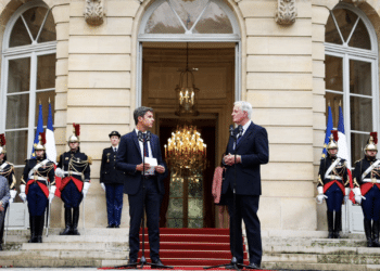 Nouveau gouvernement L'ancien Premier ministre Gabriel Attal et le nouveau Michel Barnier (Crédit Matingon)