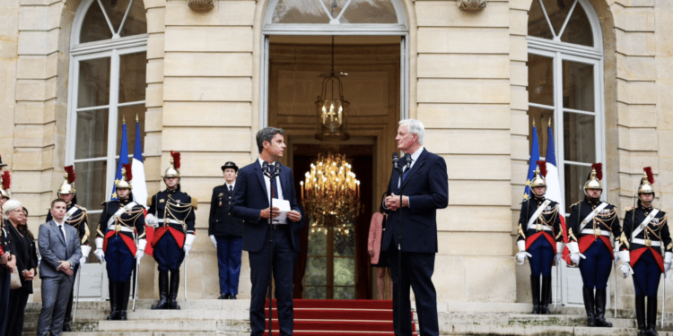 Nouveau gouvernement L'ancien Premier ministre Gabriel Attal et le nouveau Michel Barnier (Crédit Matingon)