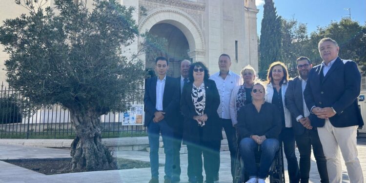 Le groupe Rassemblement Marseillais, dans les 11/12 eme arrondissement de Marseille, face à Sylvain Souvestre (LR). (Crédit photo : Rassemblement Marseillais)