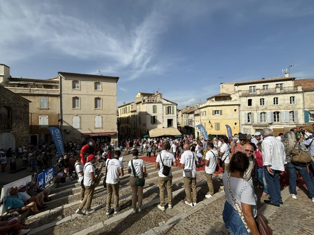 Ambiance à l'entrée des arènes pour la corrida goyesque de la feria du riz à Arles en 2024 (Crédit Gomet')