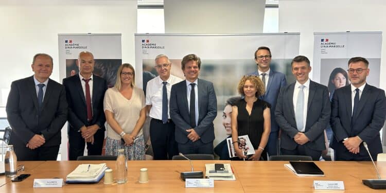 Benoît Delaunay entouré des responsables académiques par département et des responsables du rectorat Aix Marseille