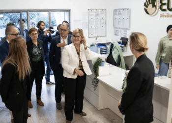 La ministre Marie-Agnès Poussier-Winsback en visite chez Eureka à Marseille @La Varappe