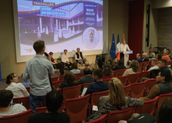 Renaud Muselier avec les étudiants de l'EMD à Marseille (Crédit Pierre-Emmanuel Trigo)
