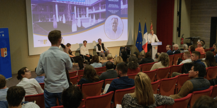 Renaud Muselier avec les étudiants de l'EMD à Marseille (Crédit Pierre-Emmanuel Trigo)